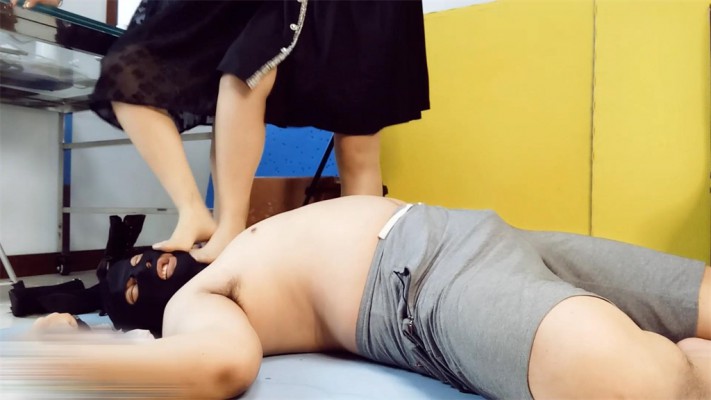 【婧児小主】婧意双S皮靴白丝玻璃袜+丝袜踩踏窒息 女行刑官处决教学踩杀 YC-220430-8