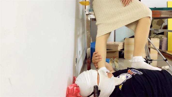 【婧児小主】晓G帆布鞋脏白袜踩头踩脖子 踩踹审讯最后裁断囚犯脖子! YC-220516-4