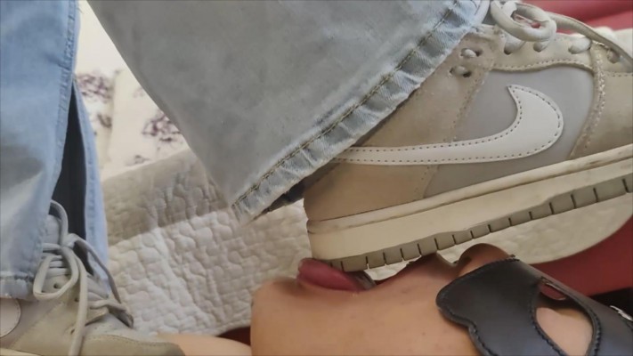 【00后小彤】遛狗回家让贱狗清理鞋底喝袜子水 YC-220711