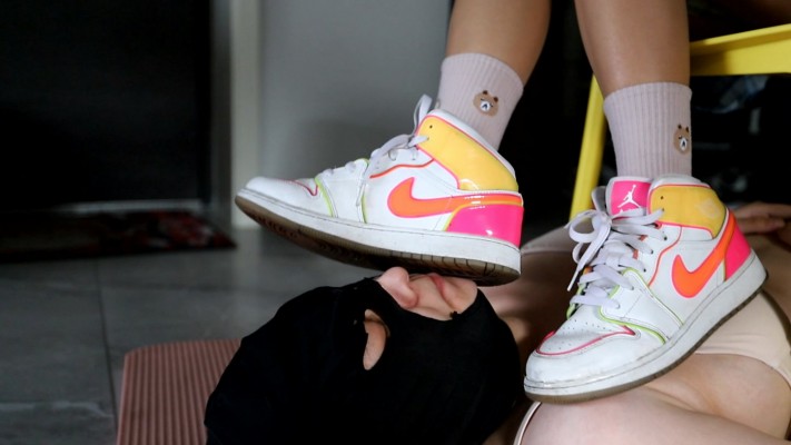 【芊芊】JK配AJ 臭袜插嘴脚耳光