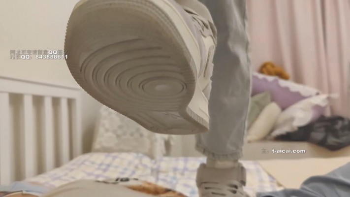 【珂珂女m】被女主人绑在床上穿AJ踩 YC-220502-6