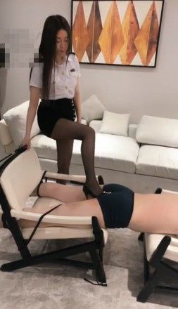 绝美vivi黑丝制服女警察，抽打、高跟踩踏踩刺贱奴