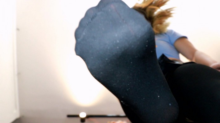 蜜蜜厚黑丝踩脸闻脚POV