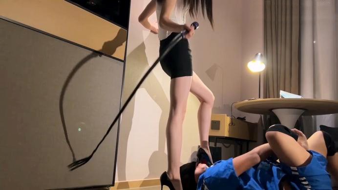 （全新）剧情片监狱长苏老师鞭打调教犯人【苏曼】高跟踩踏鞭打调教 YC-221126-7