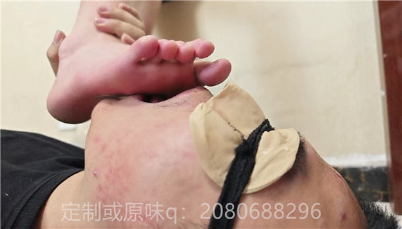 娇娇吐口水满脸羞辱