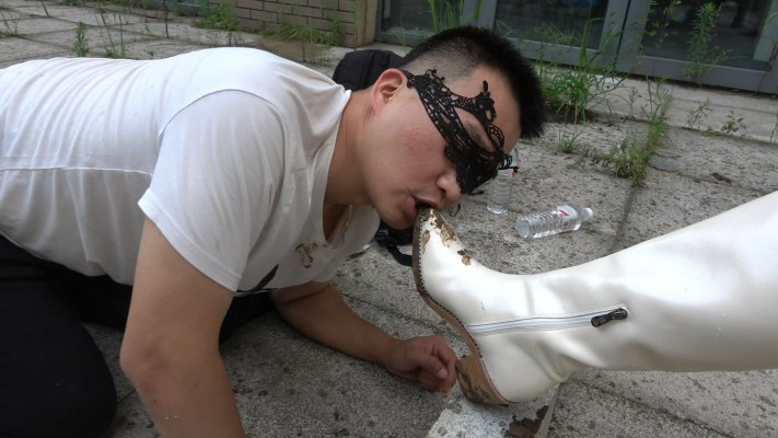 【彼岸花】擦鞋匠舔美女超脏鞋底 YC-220821-3