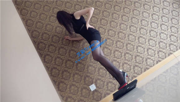 小妮黑丝性高跟鞋粉碎笔记本电脑!