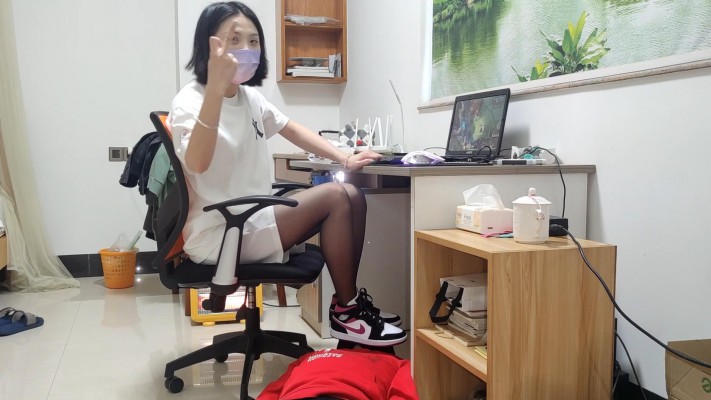 168cm黑丝AJ中山少女姿默玩LOL，无意识把狗头狗裆当脚垫 YC-220224-3