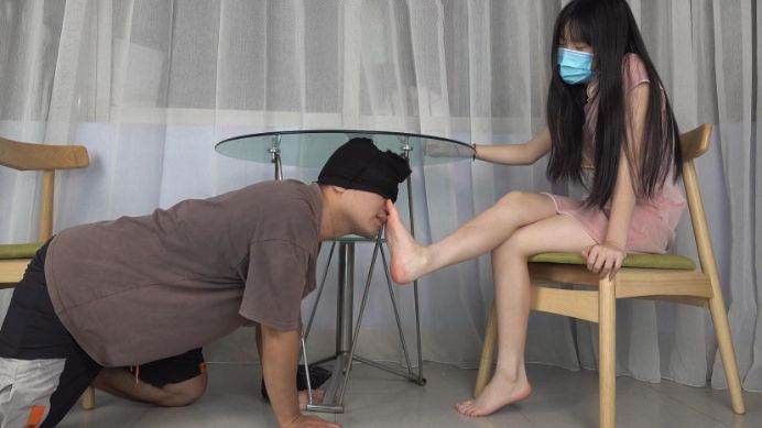 【南国原创】古灵精怪美女S宝儿和同学猜拳,输的要被对方踩在脚下玩弄 YC-220622-2