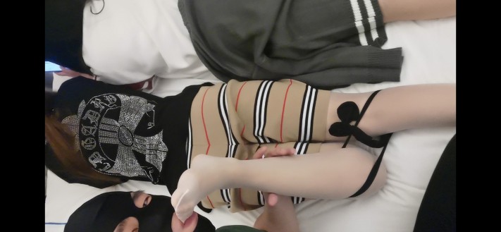 玲玲和牛牛第一视角被舔脚，白丝 YC-220430-13