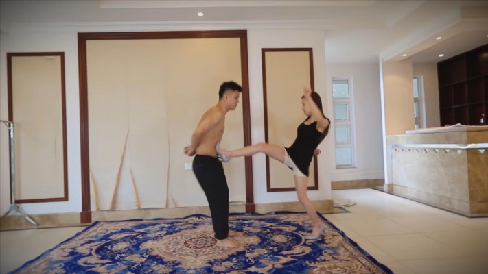 『奴隶岛』—灵灵两双高跟踢踹踩 k754361564-230101