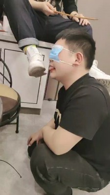 【安安女王】情侣主让绿帽舔脏鞋 bf23346