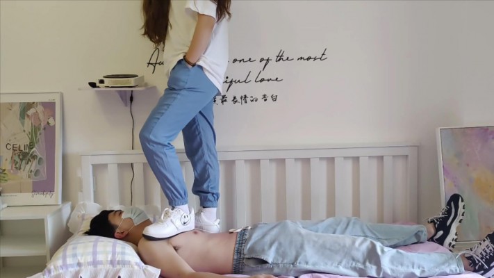 【子怡】用鞋袜给毯子胸口刮痧 YC-220602-4