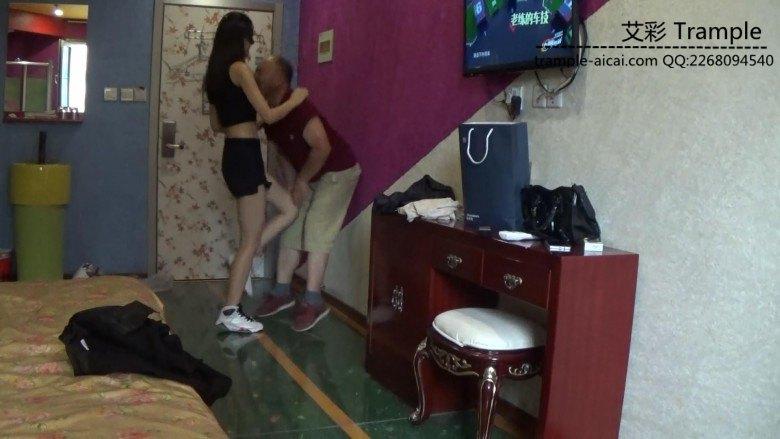 偷闻女主内衣遭虐打