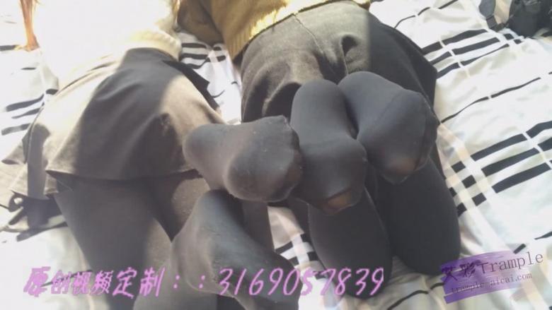 【精品典藏】双人妹子运动后马丁靴厚丝袜汗湿脚底记。