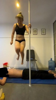 舞蹈生菲菲小主踩嘴贱毯子减肥-强力跳踩 闻舔舞蹈生的原味脚 YC-220321-4