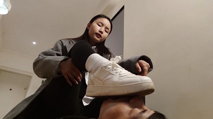 梦晨女王脏鞋底调教 YC-221115