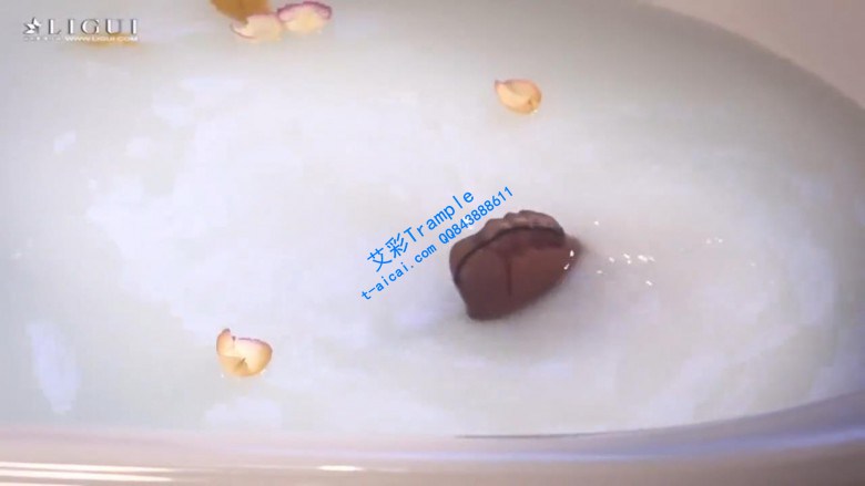 【推荐】性感女神浴缸黑丝美足POV调教