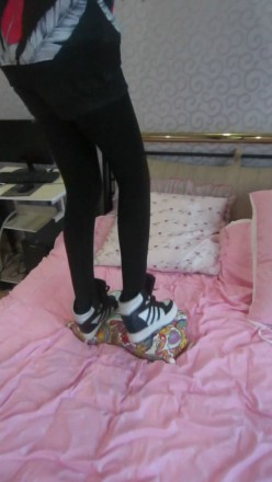 气质绝美长腿美女高帮休闲鞋踩枕头,换鞋大秀美腿