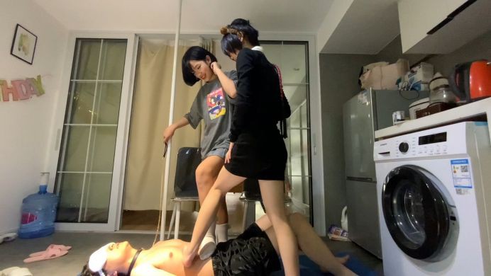 精神小妹超短裙暴虐-真实校园小太妹的疯狂踩踏踢裆吃袜子羞辱 YC-220505-9