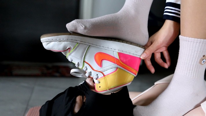 【芊芊】JK配AJ 臭袜插嘴脚耳光