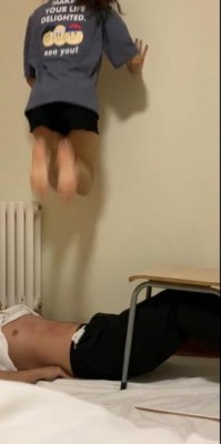 【萝莉酱】学生姐妹花跳踩地狱00后在校学生素人跳踩人肉毯子