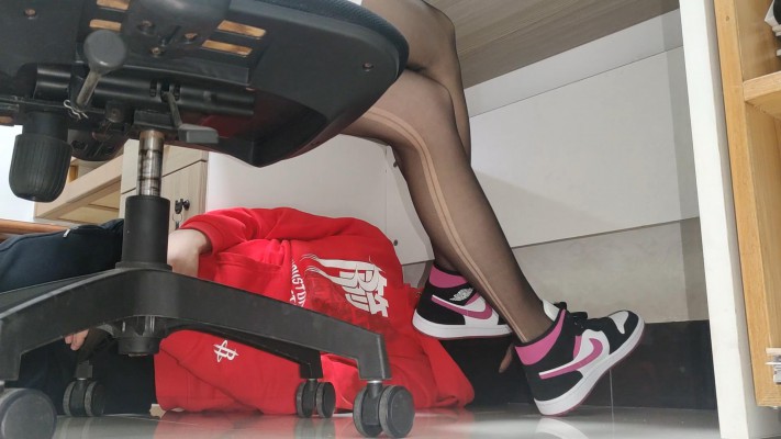 168cm黑丝AJ中山少女姿默玩LOL，无意识把狗头狗裆当脚垫 YC-220224-3