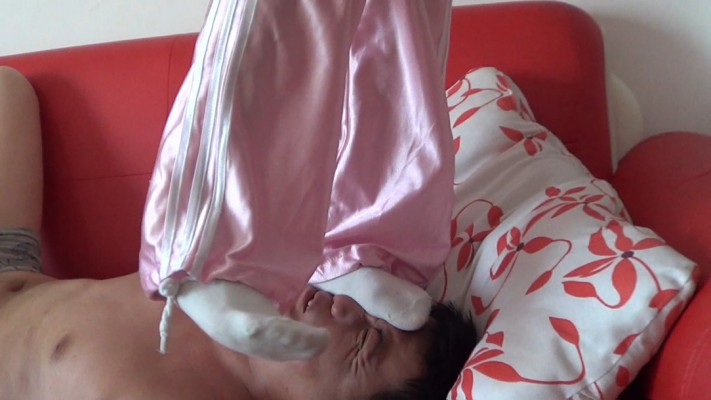 小瑶全体重踩脸踩脖子闻原味白袜