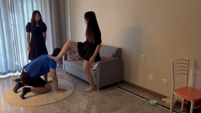 珂玥带18岁妹妹玩踩踏踢裆让狗奴舔脚-珂玥教坏素人妹妹-语言羞辱超刺激 YC-220704-4