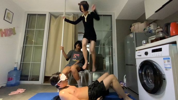 精神小妹超短裙暴虐-真实校园小太妹的疯狂踩踏踢裆吃袜子羞辱 YC-220505-9