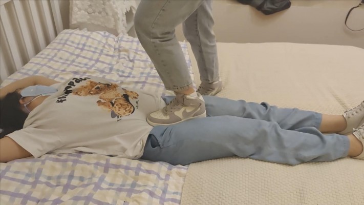 【珂珂女m】被女主人绑在床上穿AJ踩 YC-220502-6