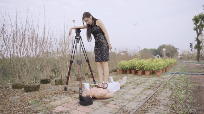 『奴隶岛』—[MagicIMirror 魔镜少女]—星奈路边踩踏碰瓷的路人 MM-220729