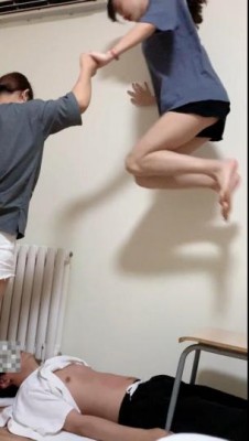 【萝莉酱】学生姐妹花跳踩地狱00后在校学生素人跳踩人肉毯子