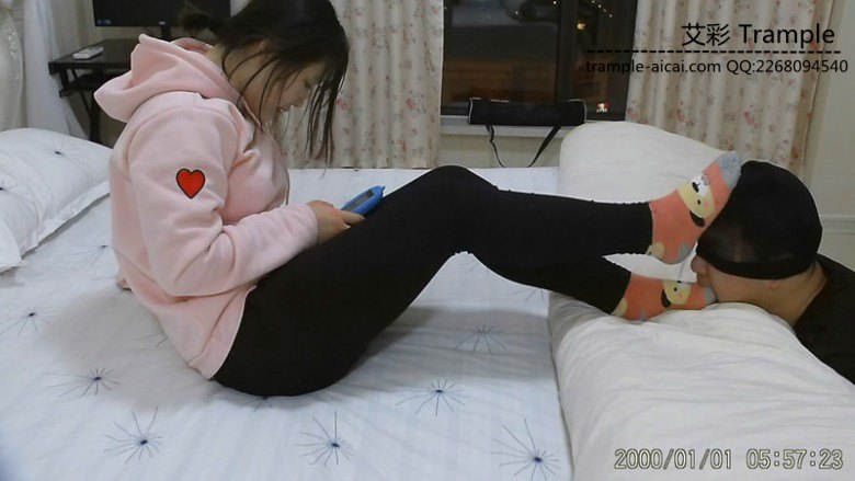 学生一族手机党妹妹脚虐