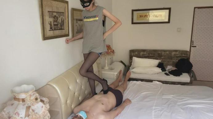 【活力诗曼】高跟鞋原味黑丝狠毒踩踏首次高跟鞋全体重虐踩 YC-220802