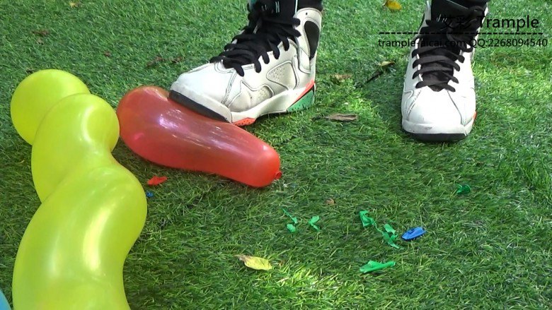 黑丝运动鞋雨靴踩气球