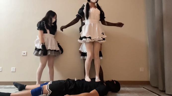 【珂玥】三女仆小姐姐调戏玩弄女仆小姐姐丝袜美脚跳踩踢打闻脚群虐臭狗奴YC-220719-4