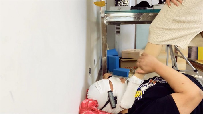 【婧児小主】晓G帆布鞋脏白袜踩头踩脖子 踩踹审讯最后裁断囚犯脖子！ YC-220516-4