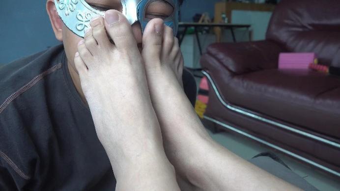 【南国原创】刁蛮女神美妮美脚腿绞，控制呼吸，闻臭丝袜脚，脚垫羞辱等YC-221009