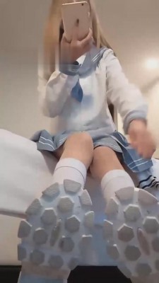 【重庆柠檬s】小白鞋过膝袜揍18岁学生狗 bf10144