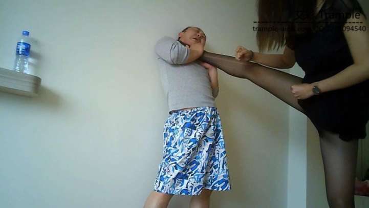 好色房东偷吻女租客内衣遭虐打