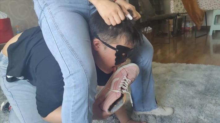 【子怡】50分钟剧情片:把室友调教成狗的过程 YC-220626-3