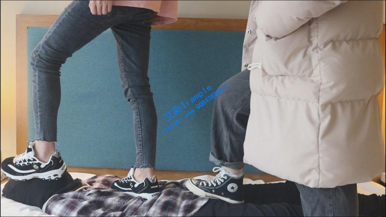 【小彤双人踩踏】和篮球姐姐在哥哥身上玩耍 YC-200109-5