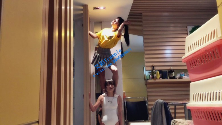 最强女m:全新风格女女踩踏人肉舞毯!