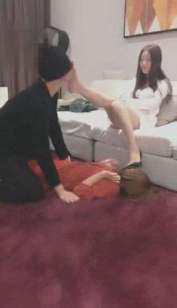 vivi女神最新玩弄男女奴践踏吃口水