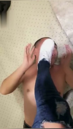 绝美vivi踢脸踢裆发泄