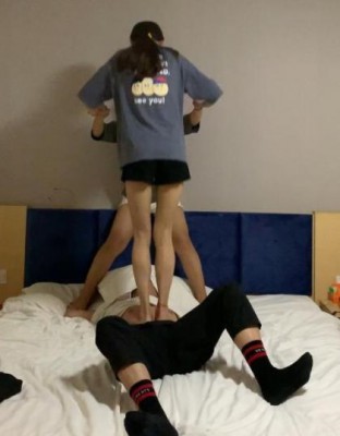 【萝莉酱】学生姐妹花跳踩地狱00后在校学生素人跳踩人肉毯子